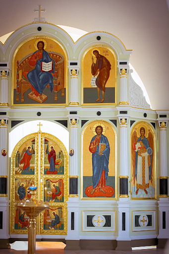 В храме Святителя Николая Чудотворца завершились работы по установке иконостаса.